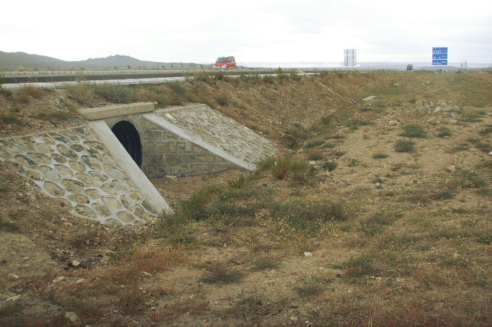 Drenaje en la cuneta de la carretera