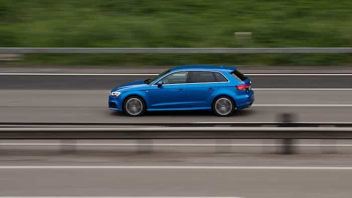 Vehículo incumpliendo los límites de velocidad y controlado por un radar